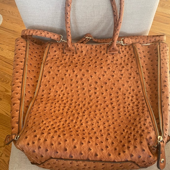 Versatile bag with expandable sides and multiple strap usage - Picture 3 of 10